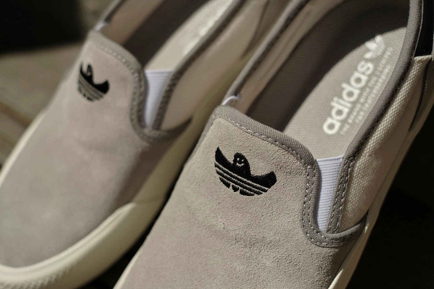 Sneaker Sandfarben Adidas Shmoofoil Slip Unisex Skate Schuhe