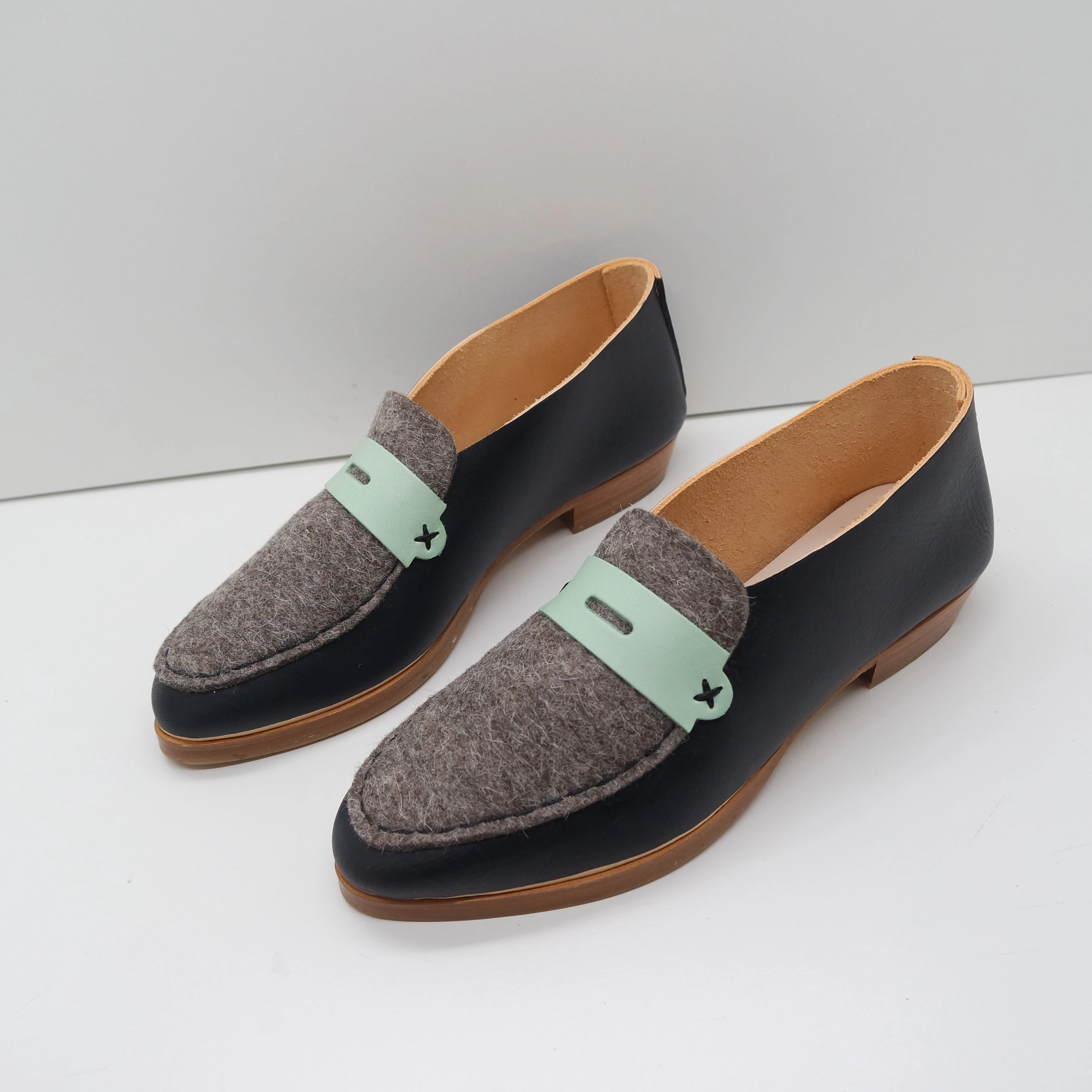 Moc Loafers THE PENNY. BB NORI. MEDIUM GREY WOOL LAKE. MINT MASK. BLACK THREAD. 2CM