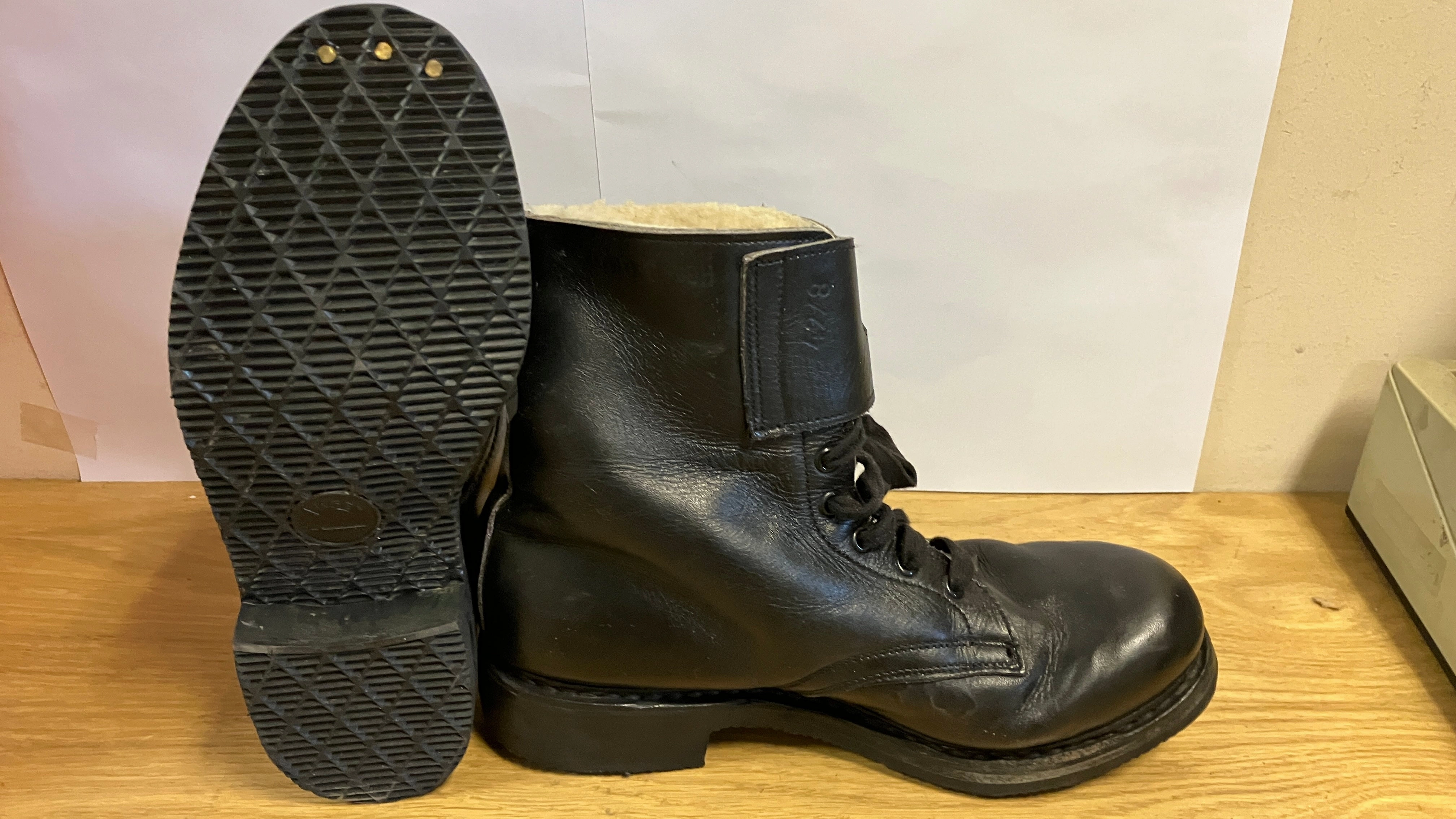 Austrian Army Black Leather Buckled Pilot Boots - sheepskin lined Stiefel Garderobe