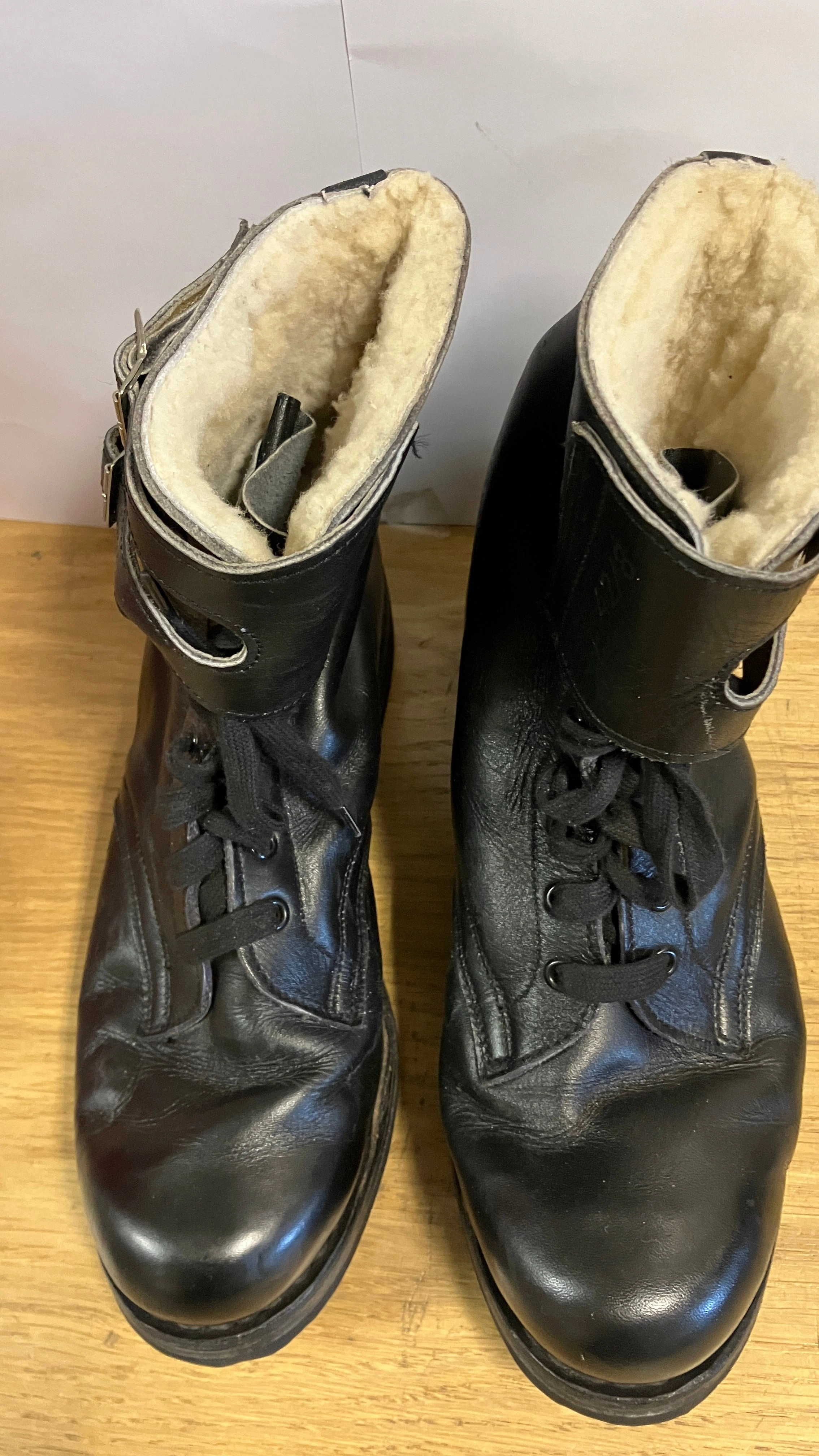 Austrian Army Black Leather Buckled Pilot Boots - sheepskin lined Stiefel Mit Blockabsatz