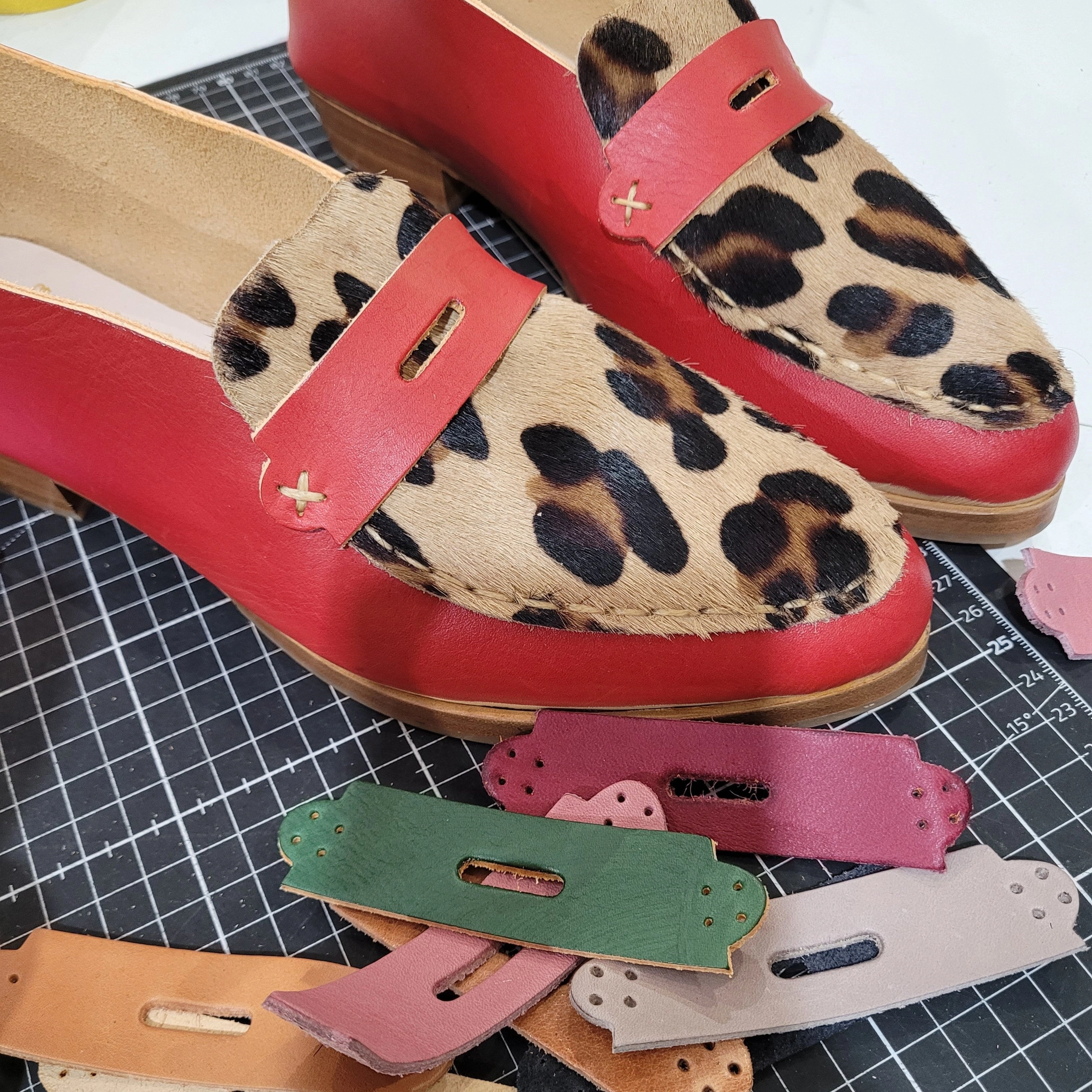 THE PENNY. BB APPLE. LEOPARD HAIR ON LAKE. APPLE MASK. UNDYED THREAD. 2CM Loafers With White Pants