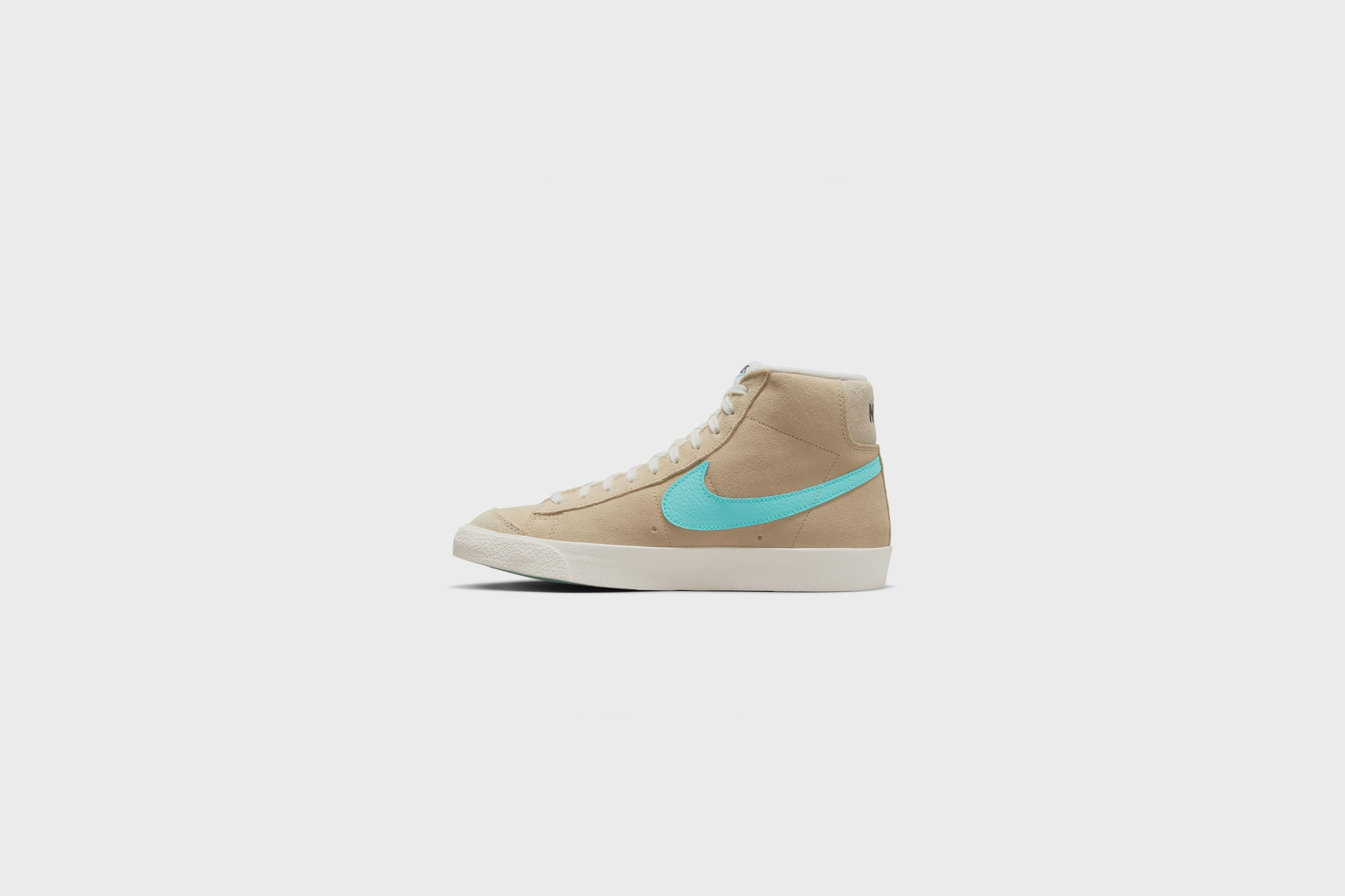 Nike Blazer Mid 77 SE (Desert Ore/Light Aqua-Sail) Veloursleder Stiefel Reinigen