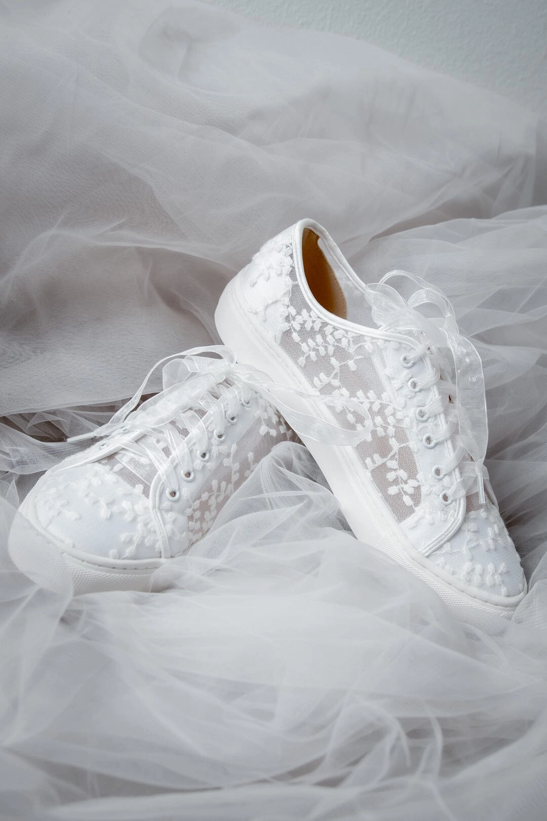 Sneaker Resell Braut Sneakers mit Spitze  Oakley | The Perfect Bridal Company