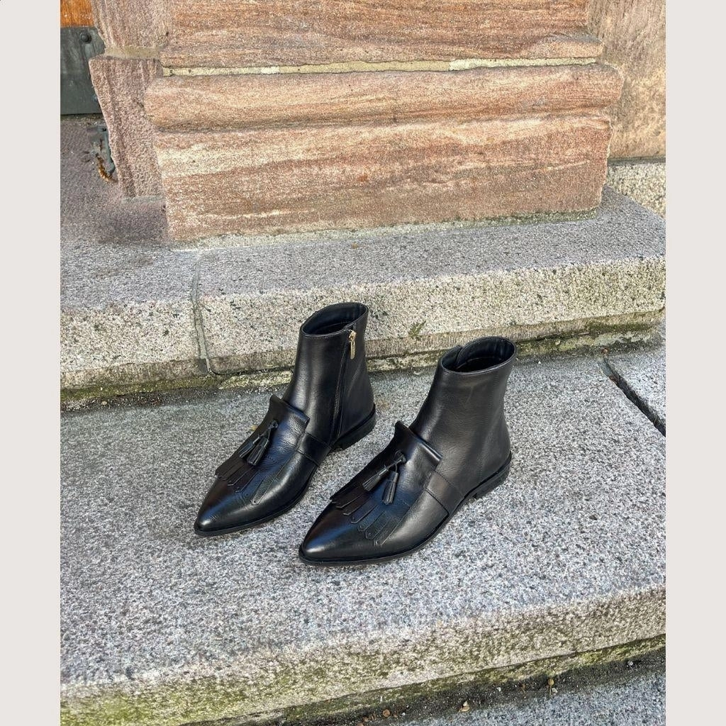 CAROLINE MOVES - BLACK Styling With Loafers