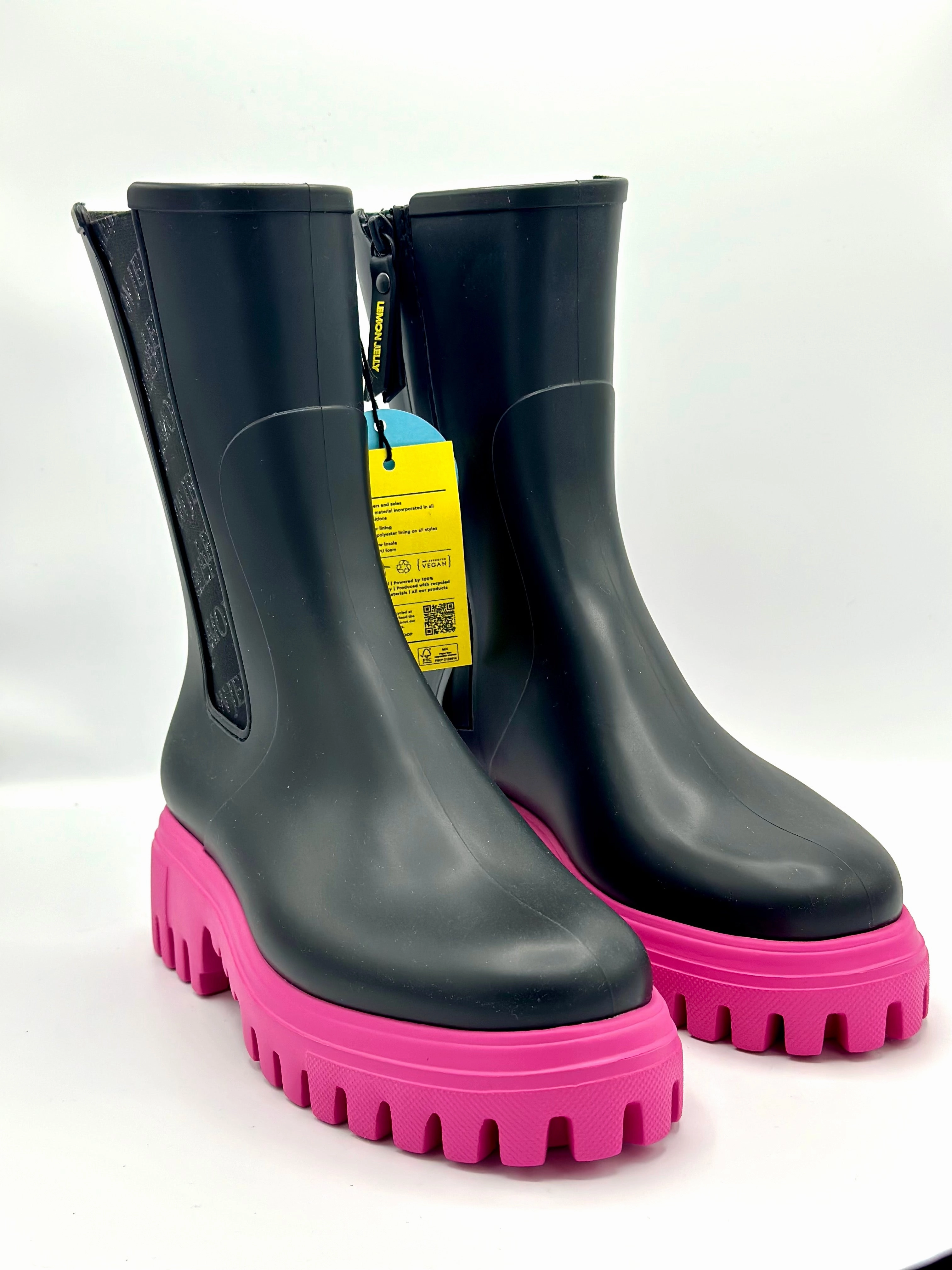 KATHERINE VEGAN BOOT BLACK AND PINK Stiefel Zu Strickkleid