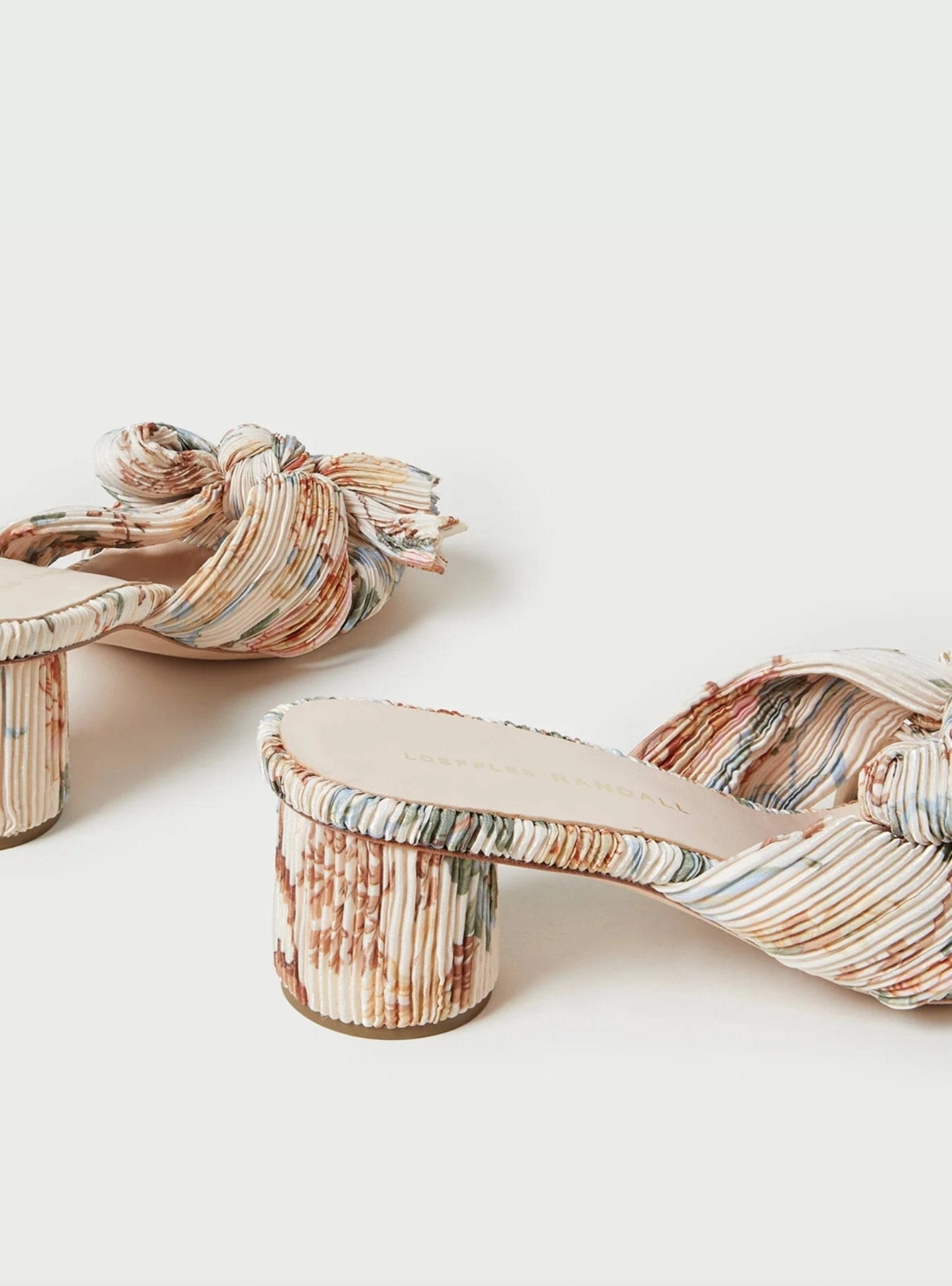 Plissee-Slipper Emilia in cremefarbenem Blumendruck Sauna Pantoffeln