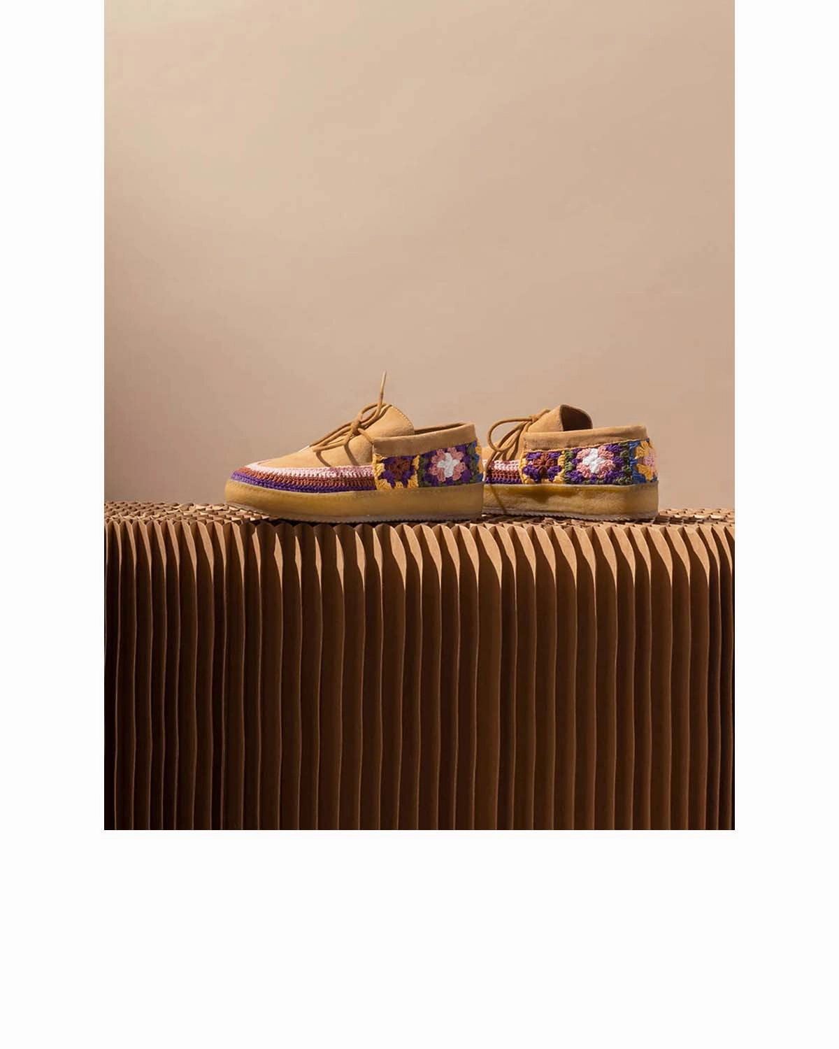 Laidback London Komo Crepe Saffron Suede Lederschuhe Dehnen Hausmittel