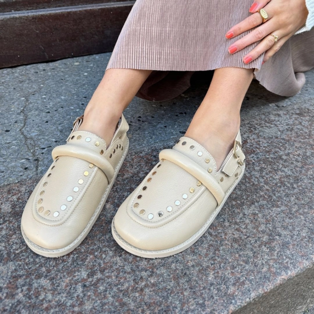 Pantoffeln Mit Umschlag MILLA SHOES LEATHER - BEIGE