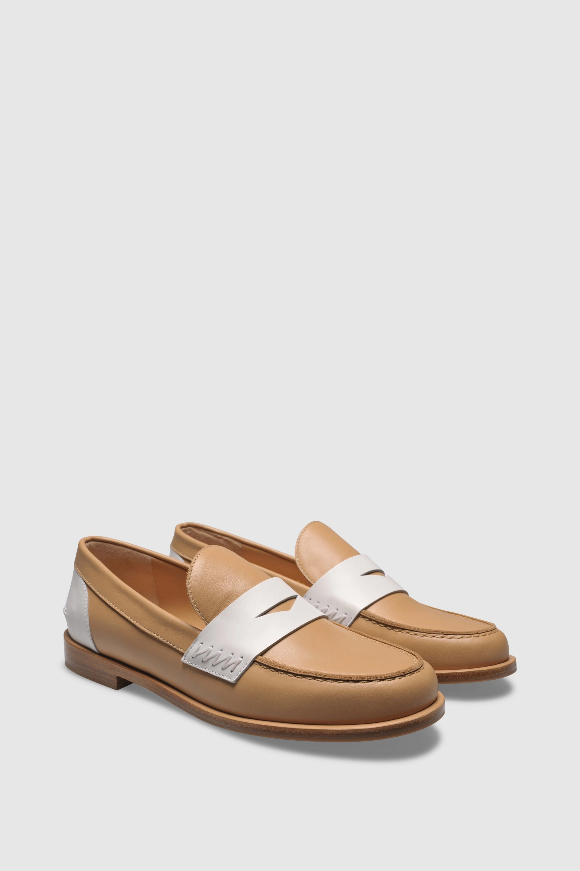 Loafer 9250 Vitello Ivory Beige Penny Loafers On Feet