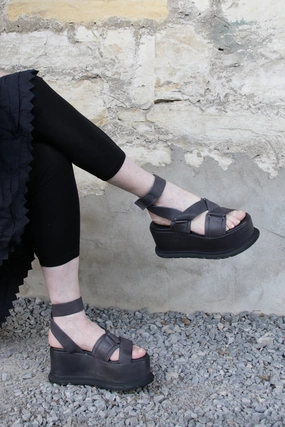 Lofina Plateau-Sandale mit Wickelschnalle in schwarz 2023 - softes Leder Sandalen Old Money