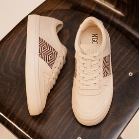 Mai Chau Canvas Beige und Macchiato Braun Weiße Sneaker Zu Anzug