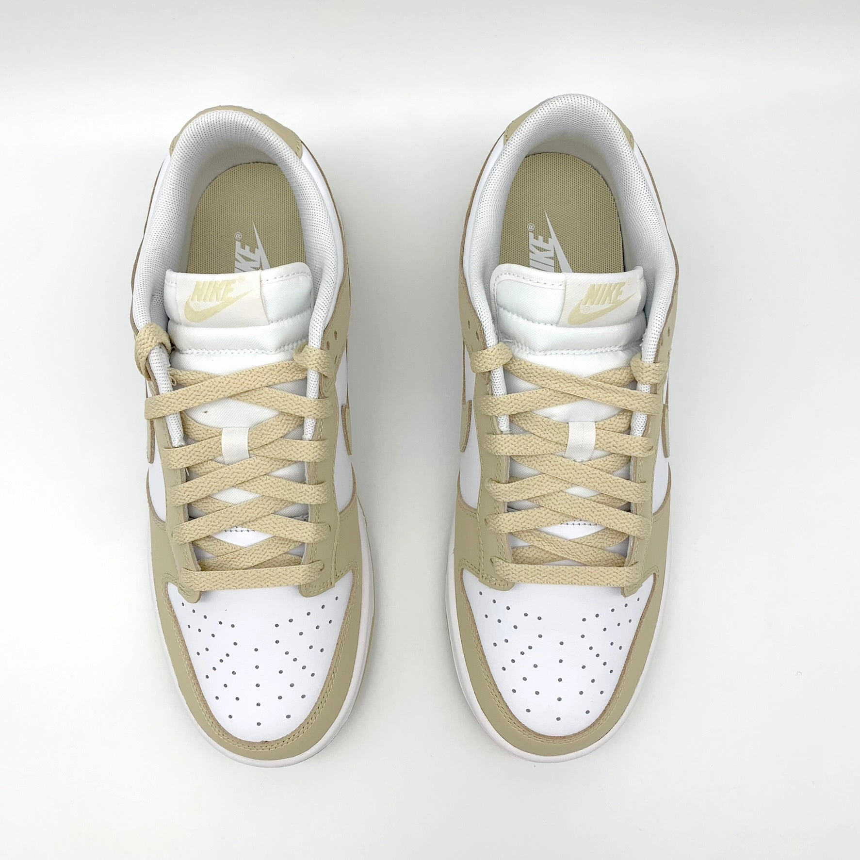 Weiße Sneaker Reinigen Schmutzradierer Nike Dunk Low Team Gold
