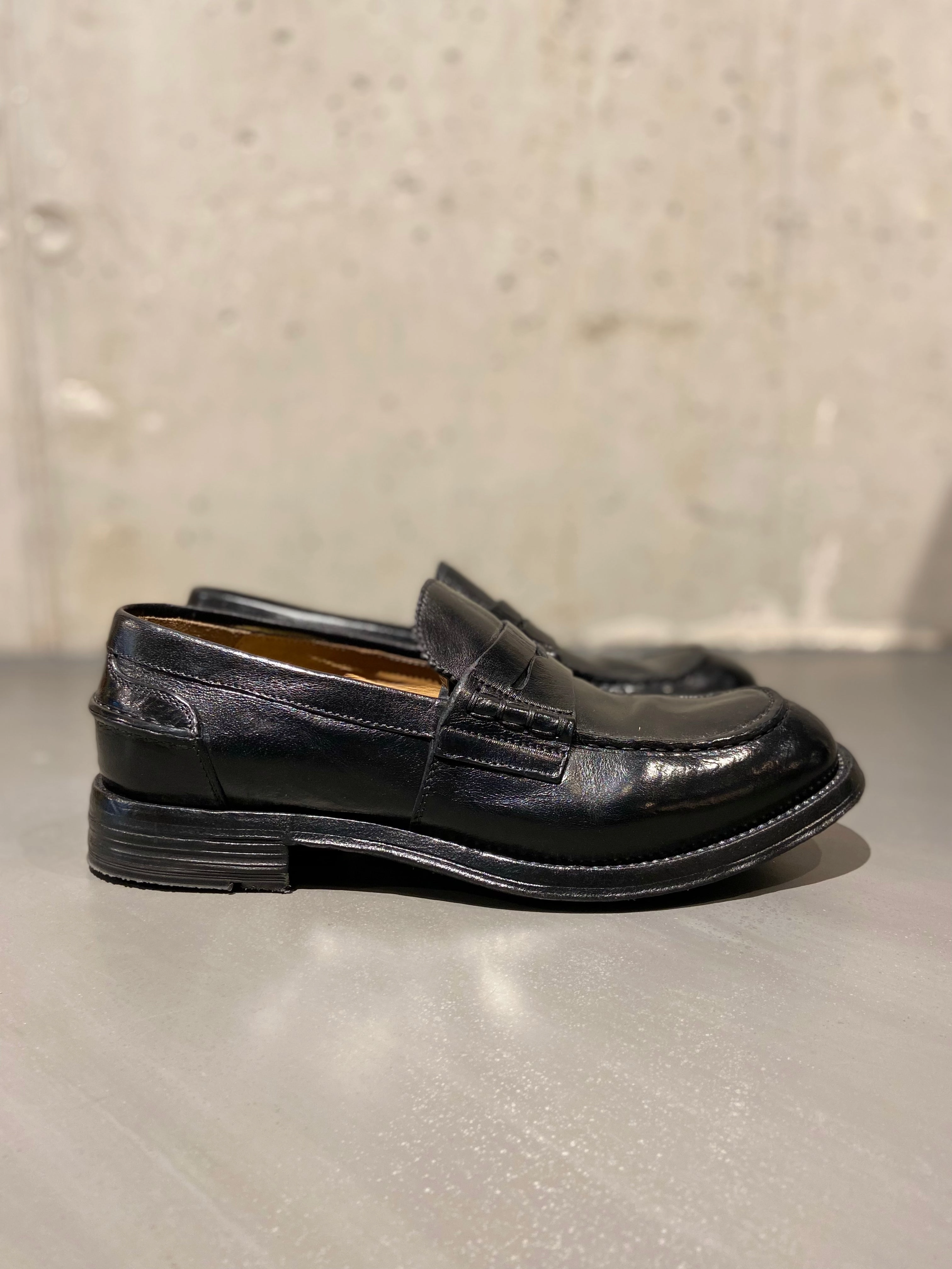 OFFICINE CREATIVE BALANCE/011 PENNY LOAFER BLACK Loafers Mit Jeans