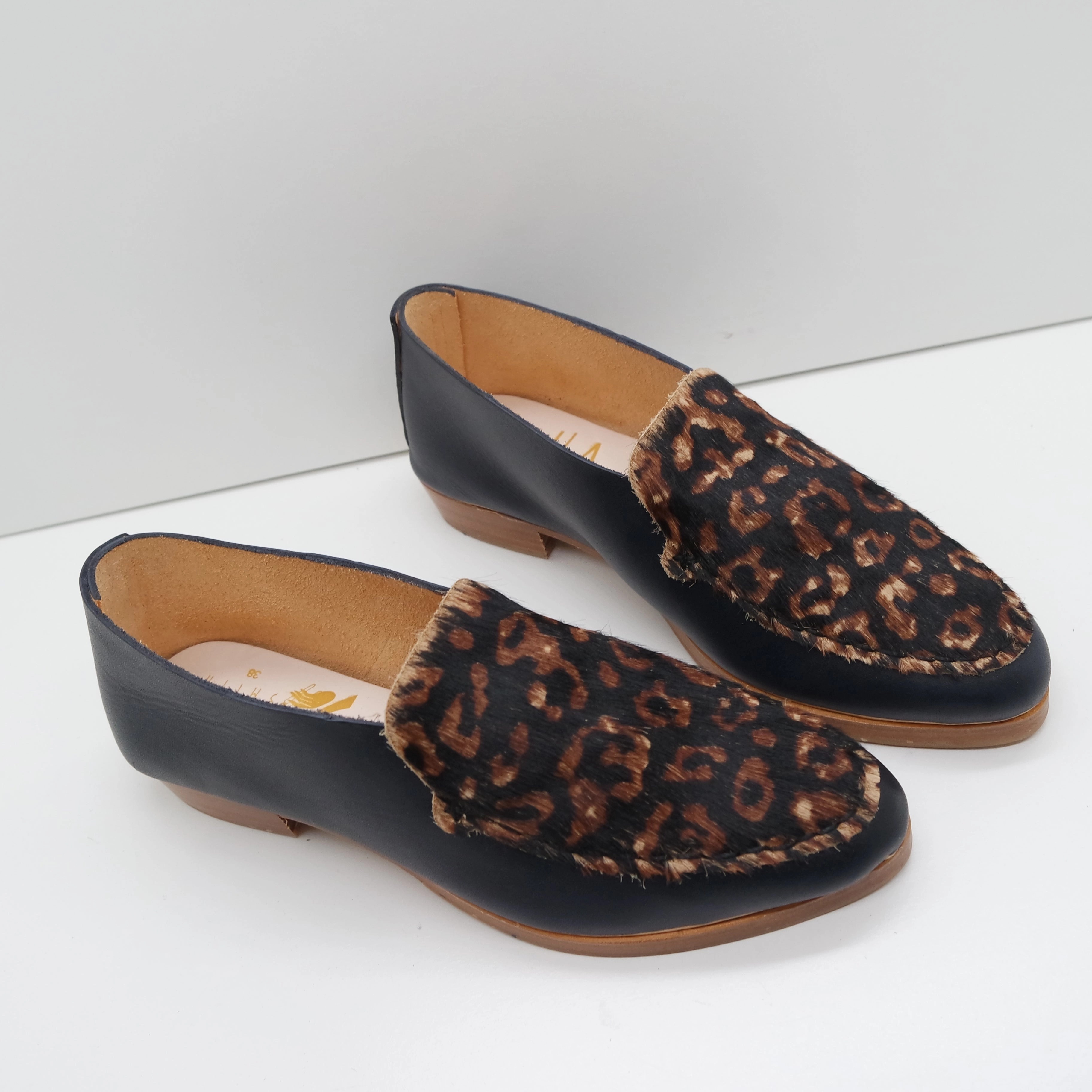 Heel Grip For Loafers THE PENNY. BB NORI. BLACK LEOPARD HAIR ON LAKE. NO MASK. BLACK THREAD. EDGE DYED. 2CM