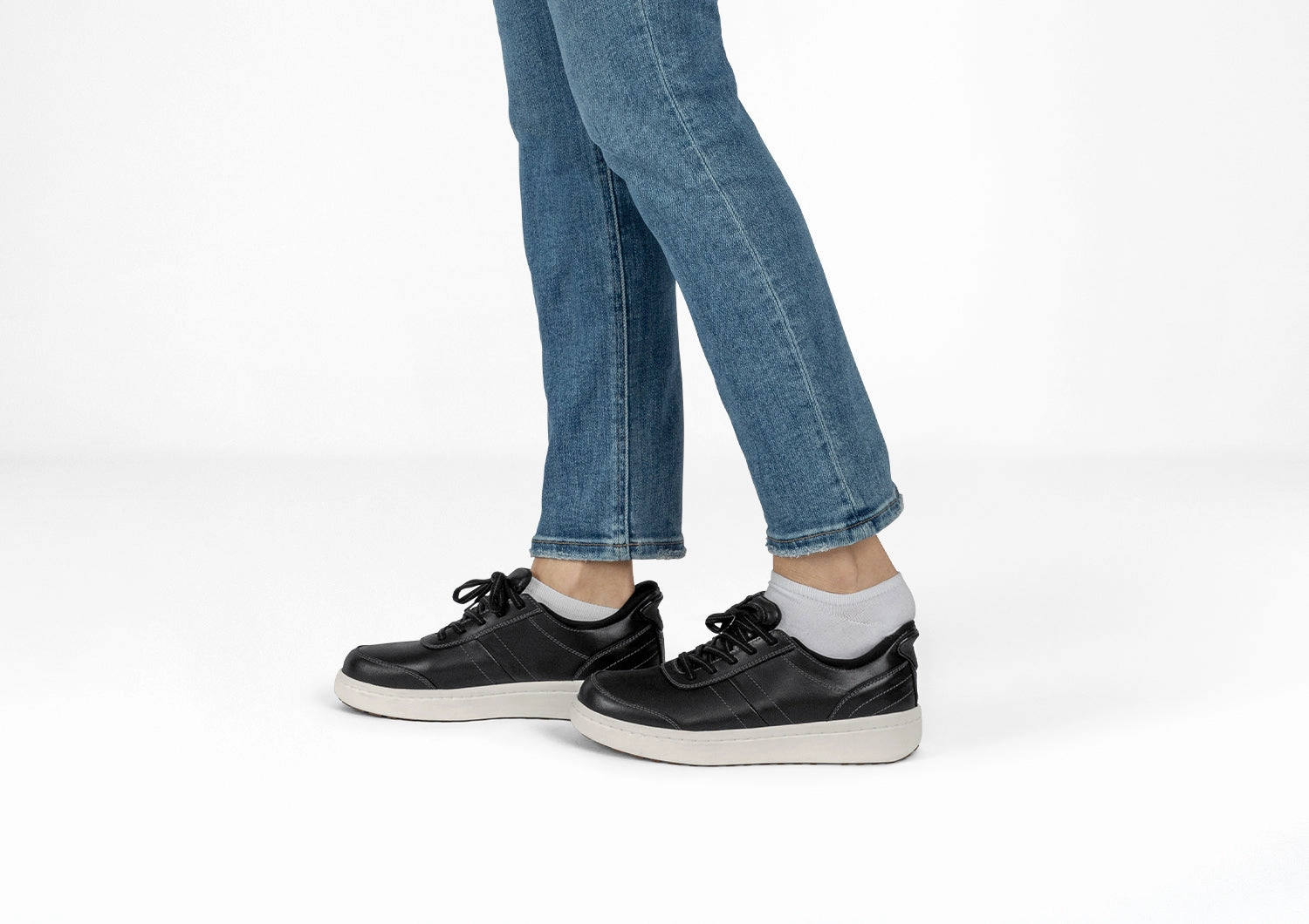Wander Hands-Free - Black Sneaker On