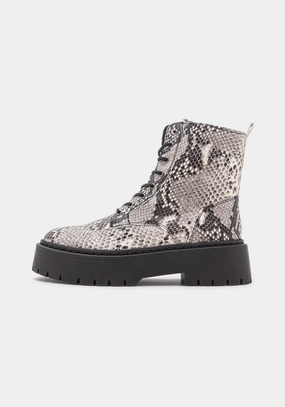 Grauer Stiefel Mary Boot Pitton black/white snake