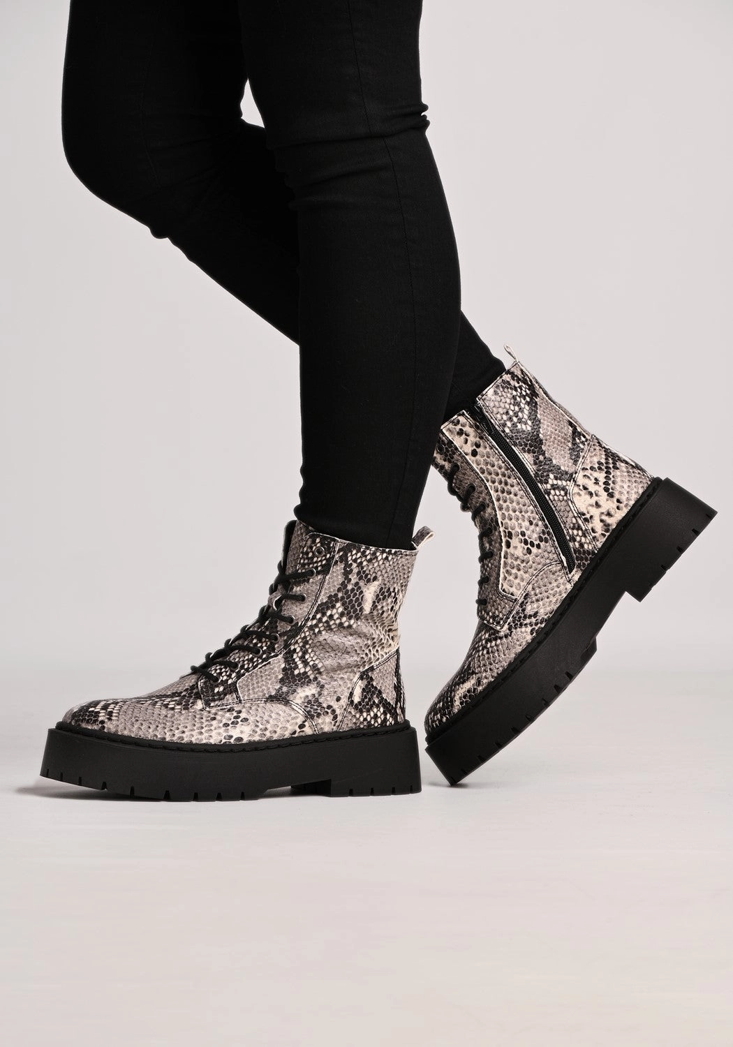 Lammfell Hausschuhe Stiefel Mary Boot Pitton black/white snake