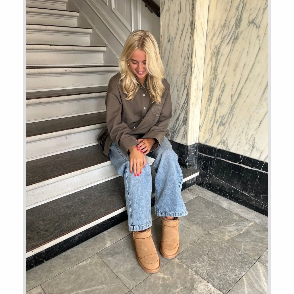 LUCKY ME LOW - CAMEL Flache Stiefel Mit Engem Schaft