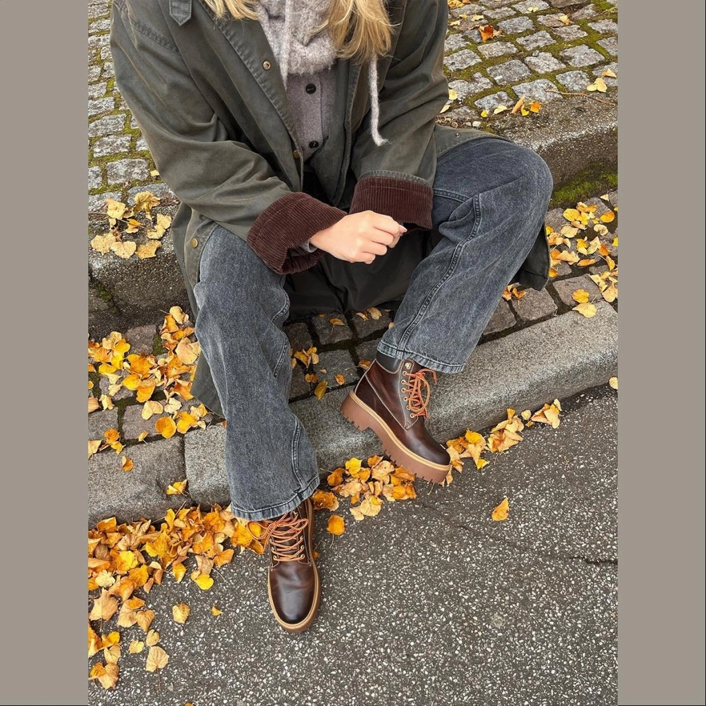 Julian Stiefel THE HIKE AND ME - BROWN