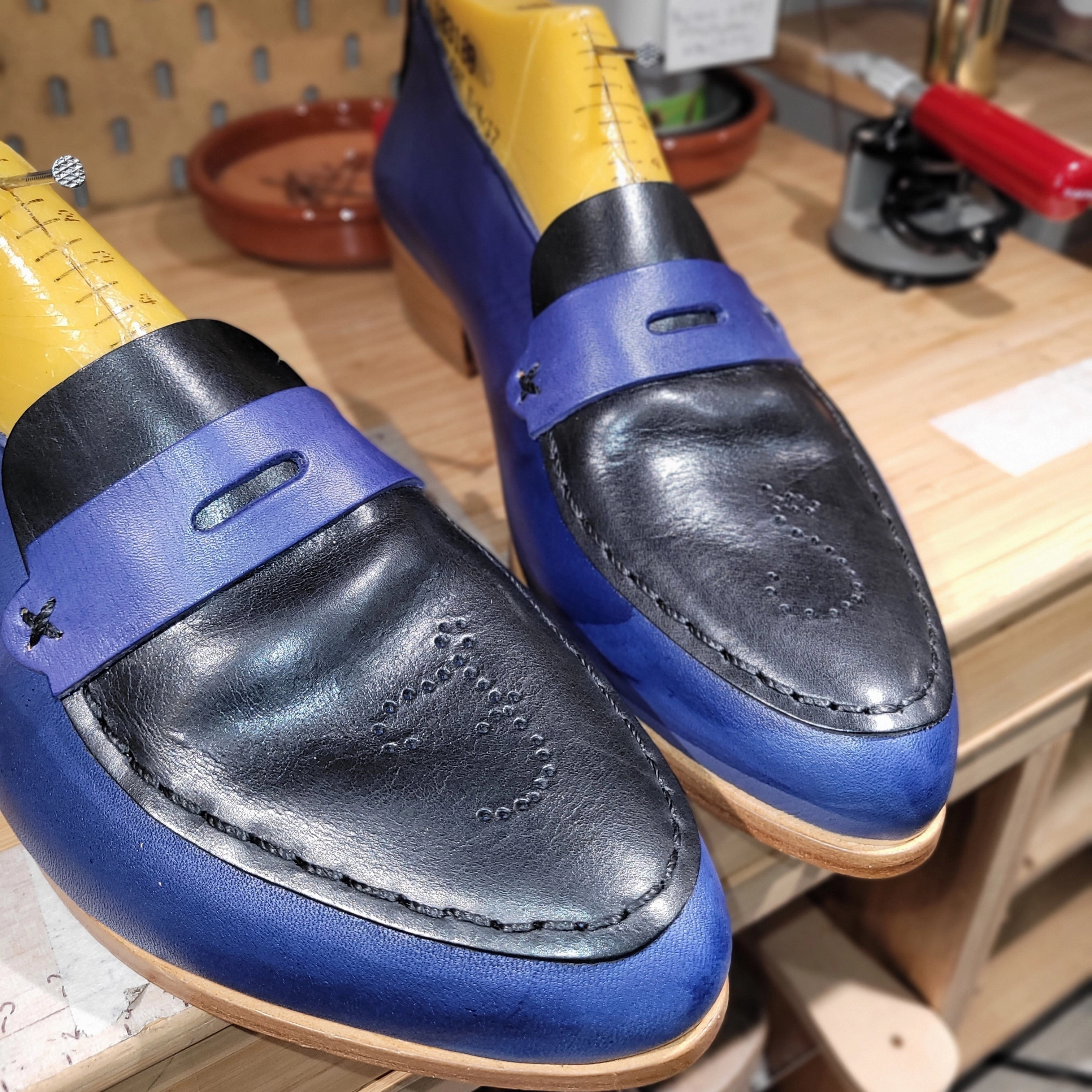 THE PENNY. BB AZURE. IBIZA NERO LAKE. AZURE MASK. BLACK THREAD. CURSIVE BROGUE INITIALS 2CM Adrian Smooth Leather Tassel Loafers