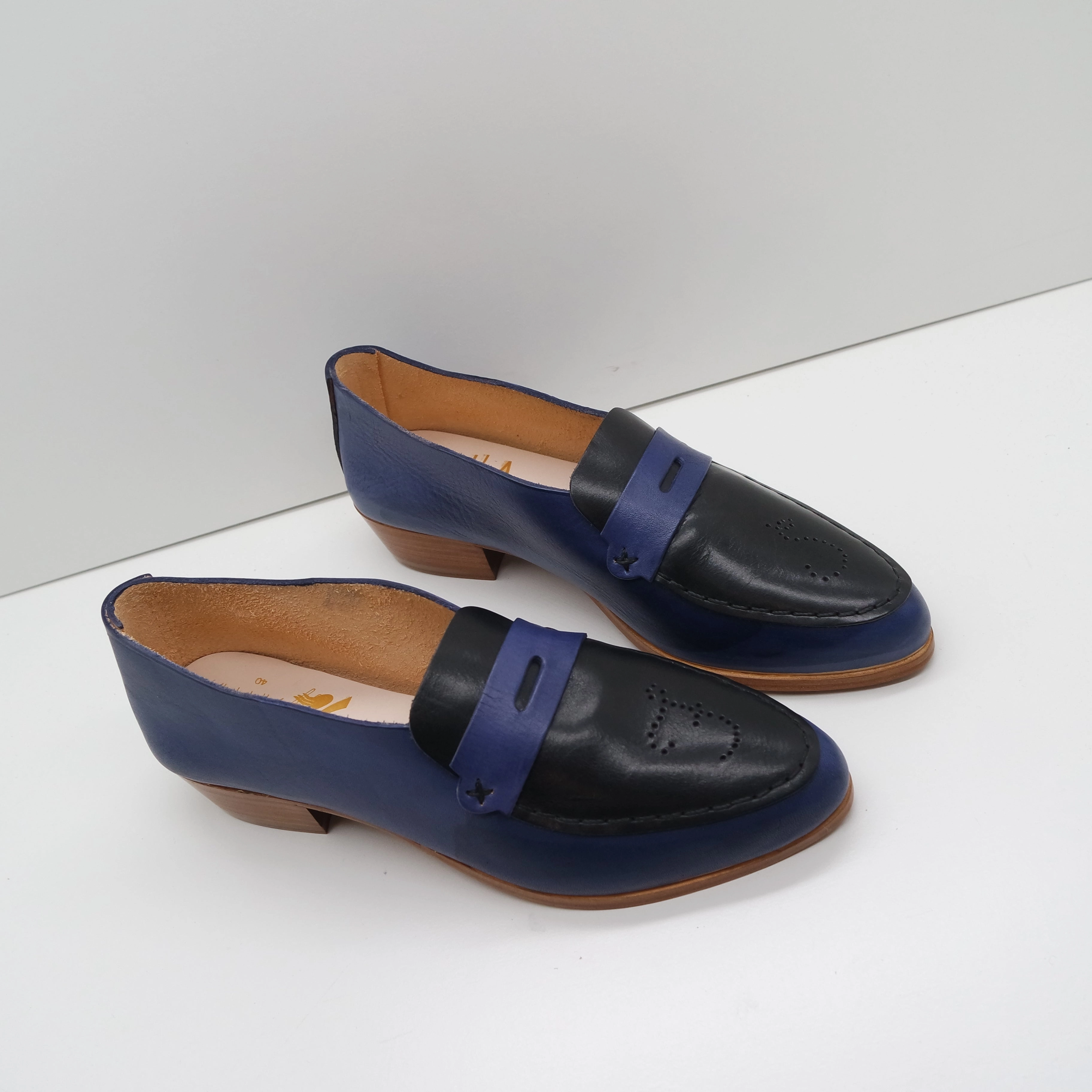 Fashion Loafers THE PENNY. BB AZURE. IBIZA NERO LAKE. AZURE MASK. BLACK THREAD. CURSIVE BROGUE INITIALS 2CM