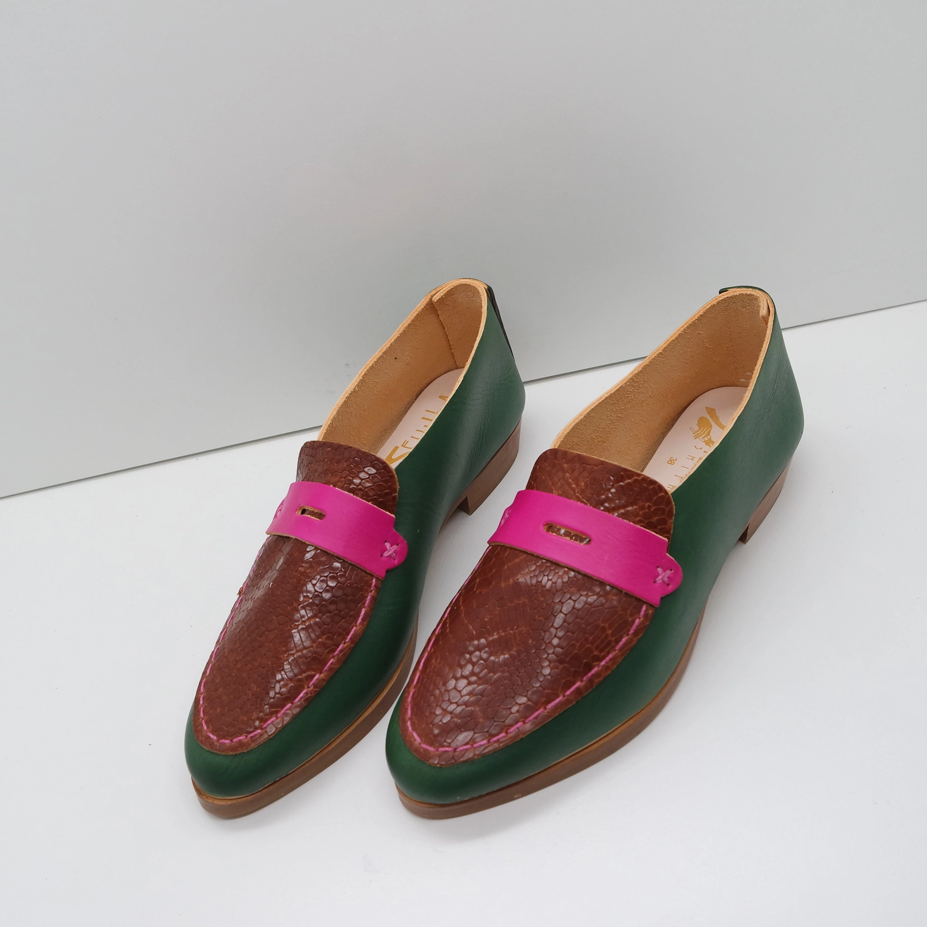 THE PENNY. BB BUKO. AMBER SALAMANDER LAKE. RAMBUTAN MASK. PINK THREAD. 2CM Classic Leather Loafers
