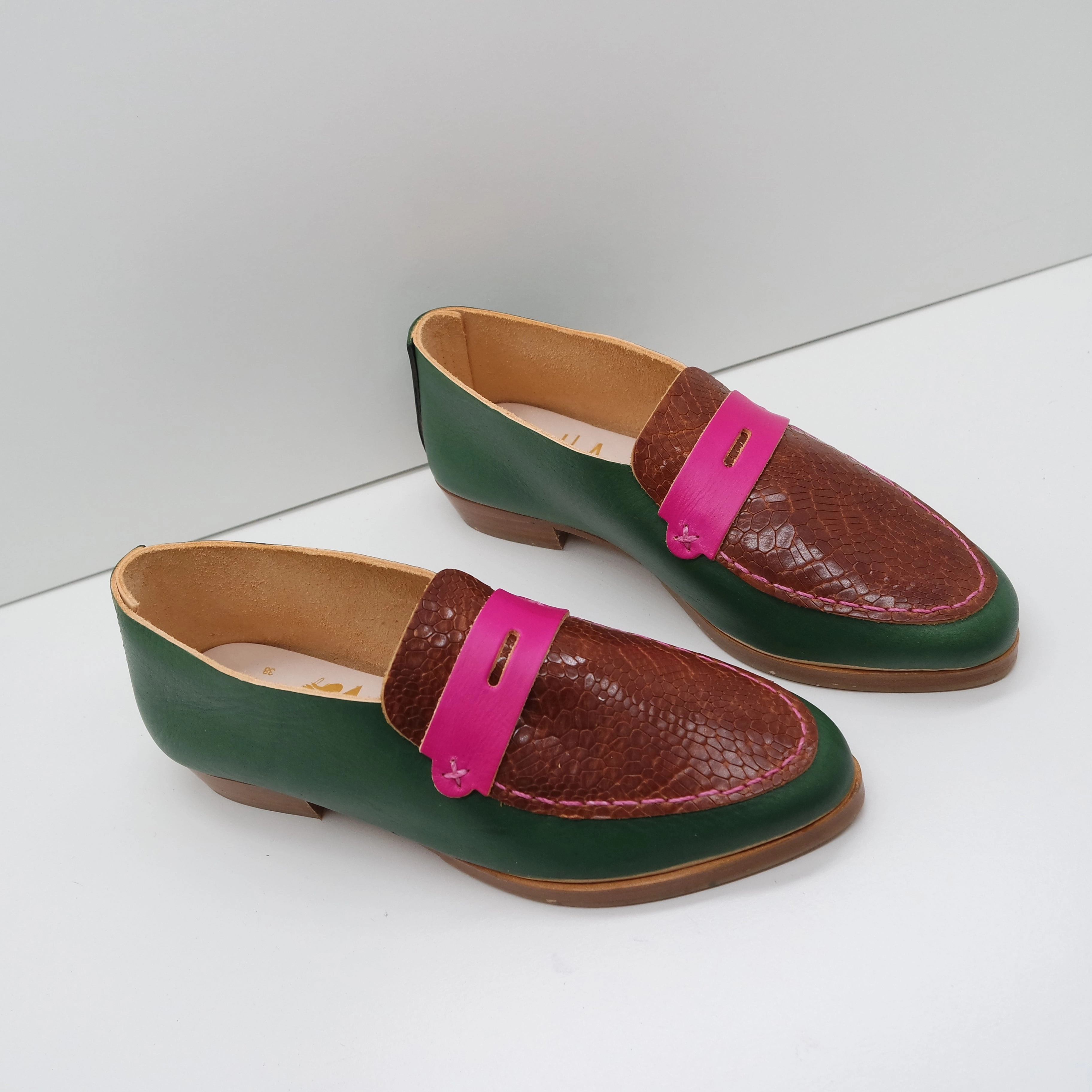 THE PENNY. BB BUKO. AMBER SALAMANDER LAKE. RAMBUTAN MASK. PINK THREAD. 2CM Loafers Toga Pulla