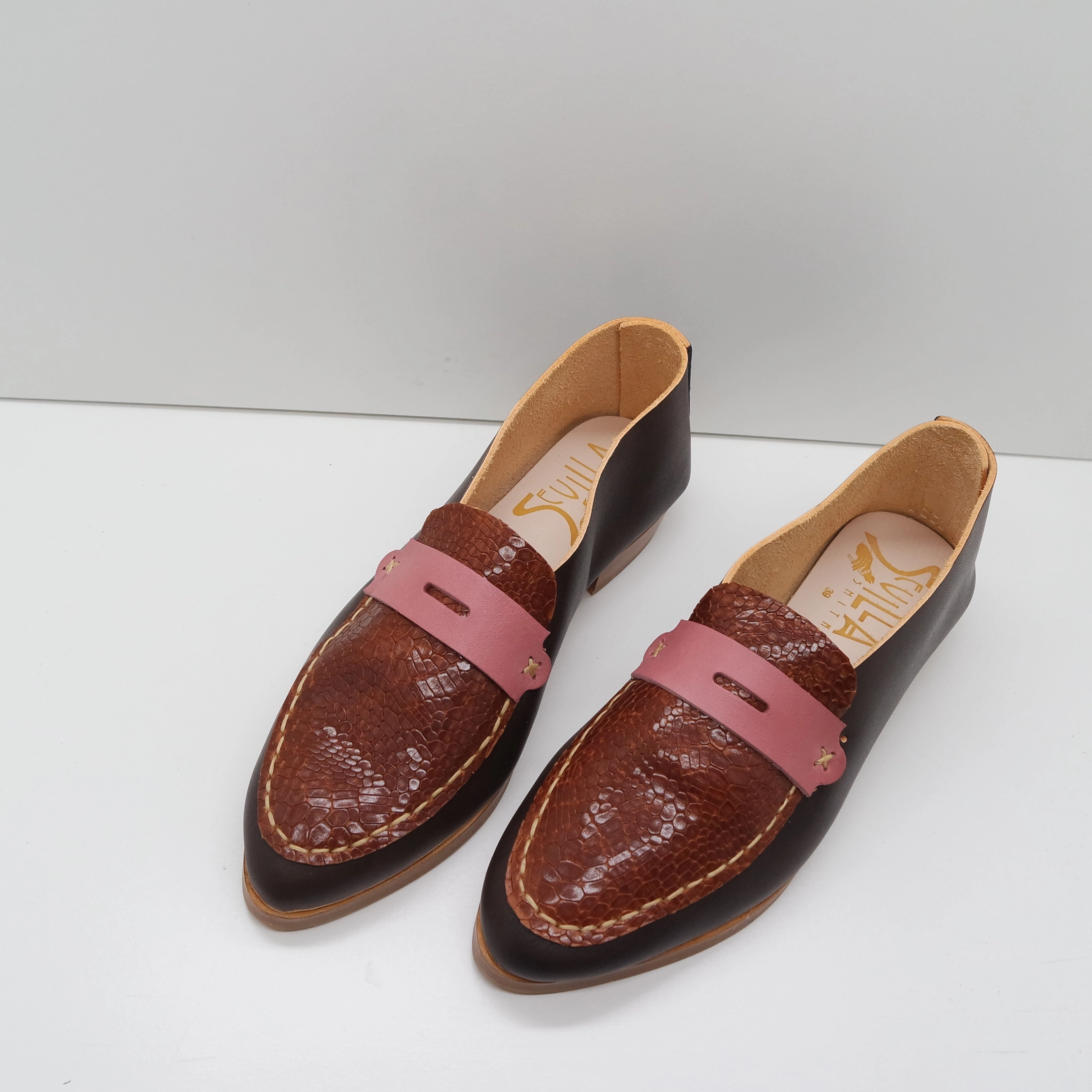 Country Loafers THE PENNY. BB TAMARIND. AMBER SALAMANDER LAKE. CIPRIA MASK. UNDYED THREAD. 2CM