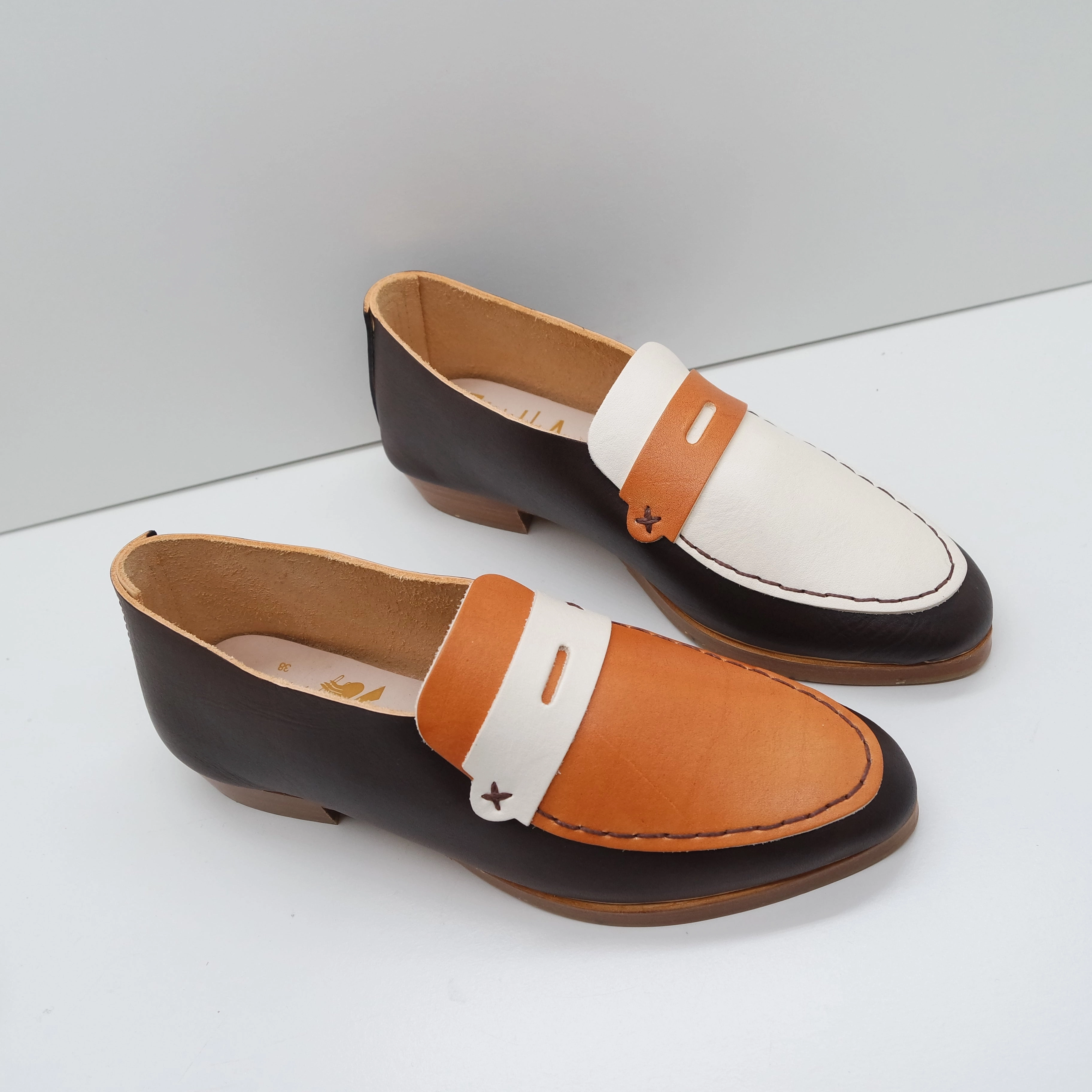 Loafers Zum Kleid THE PENNY. BB TAMARIND. MISMATCHED TAHO AND TOAST LAKE AND MASK. BROWN THREAD. 2CM