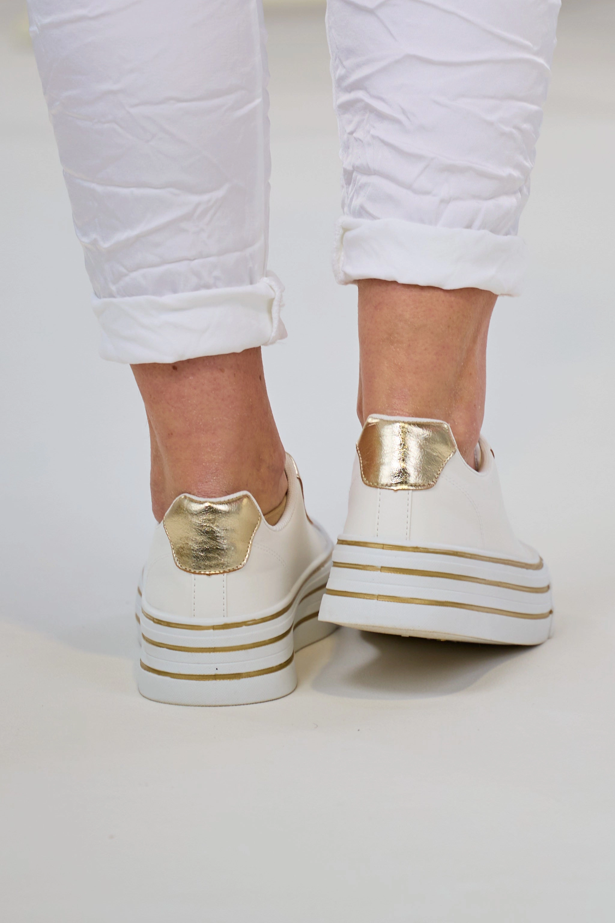 Calvin Klein Sneaker Sneaker mit Schmuckelementen, wei-gold